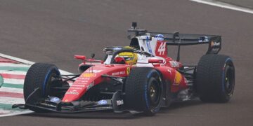 Hamilton durante testes em Barcelona