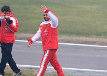 Hamilton acenando para fãs