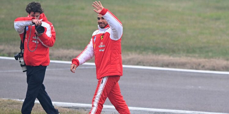 Hamilton acenando para fãs