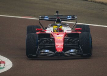 Hamilton com o SF-26 da Ferrari