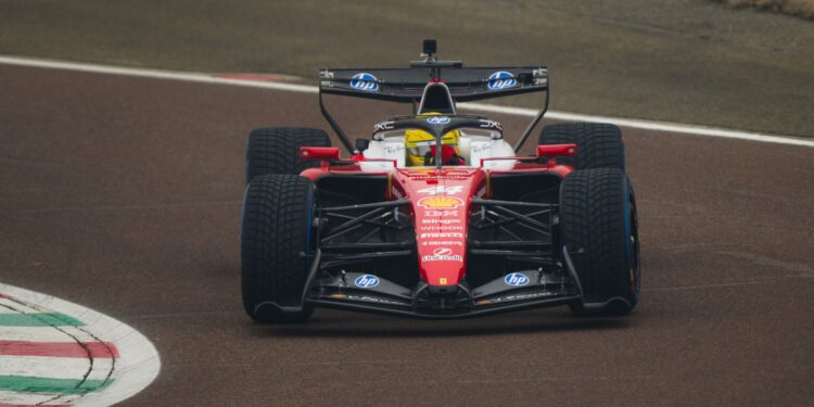 Hamilton com o SF-26 da Ferrari