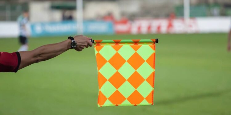 Critério de arbitragem que anula gols e muda resultados - Créditos: depositphotos.com / dechevm