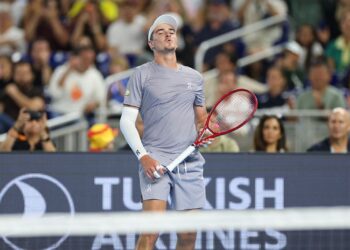 João Fonseca durante torneio de exibição contra Alcaraz no fim de 2025