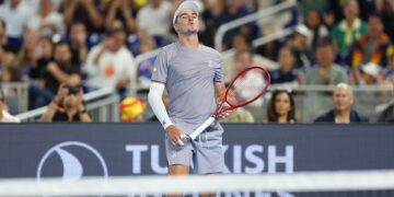 João Fonseca durante torneio de exibição contra Alcaraz no fim de 2025