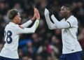 Kolo Muani e Wilson Odobert durante jogo do Tottenham