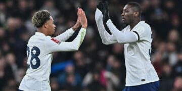 Kolo Muani e Wilson Odobert durante jogo do Tottenham