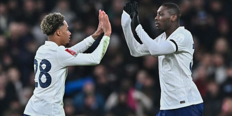 Kolo Muani e Wilson Odobert durante jogo do Tottenham