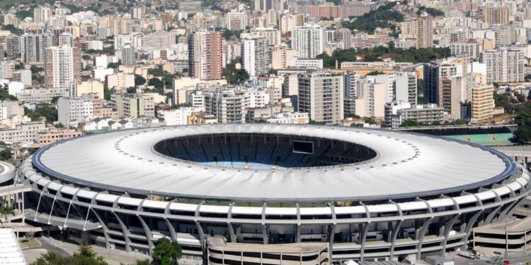 O estádio que comportava 150 mil pessoas e se tornou o maior símbolo do futebol brasileiro