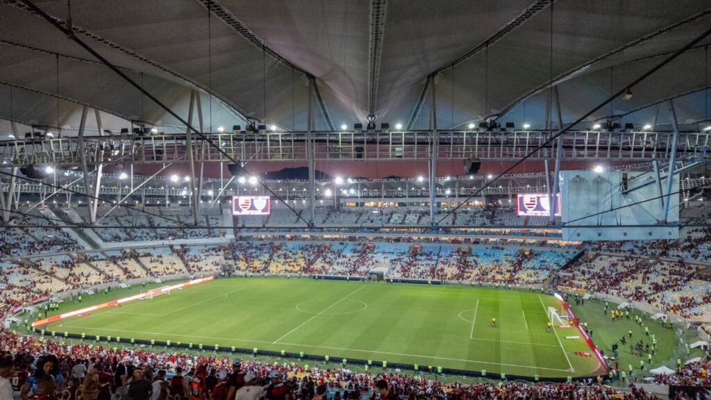 O estádio que comportava 150 mil pessoas e se tornou o maior símbolo do futebol brasileiro
