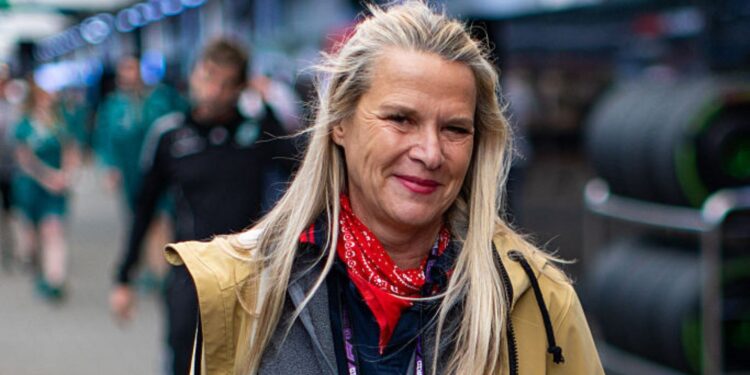 Mariana Becker em paddock da F1