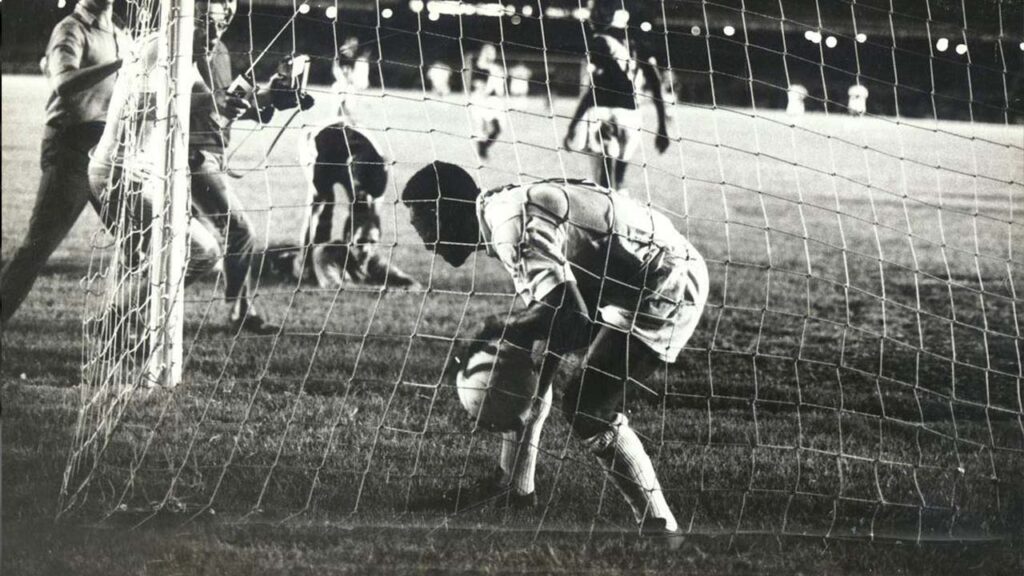 O dia em que Pelé virou goleiro para não marcar o milésimo gol