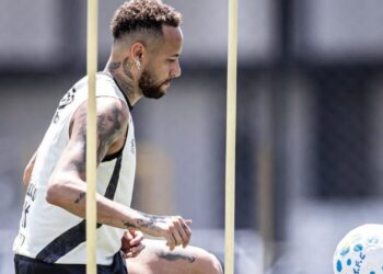 Neymar durante treino do Santos