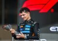 Lando Norris segurando taça de campeão da F1