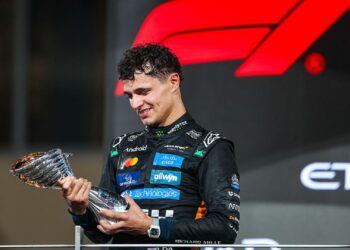 Lando Norris segurando taça de campeão da F1