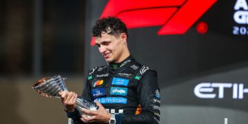 Lando Norris segurando taça de campeão da F1