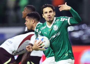Raphael Veiga durante jogo do Palmeiras