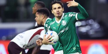 Raphael Veiga durante jogo do Palmeiras