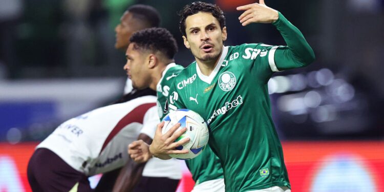 Raphael Veiga durante jogo do Palmeiras