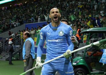Weverton vibrando em jogo do Palmeiras