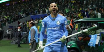 Weverton vibrando em jogo do Palmeiras