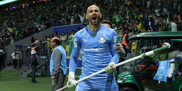 Weverton vibrando em jogo do Palmeiras