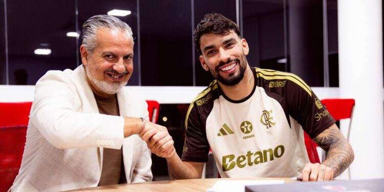 Paquetá após assinar contrato com o Flamengo