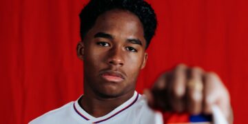 Endrick em ensaio fotográfico do Lyon