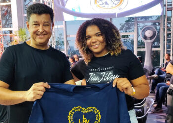 Pedro Paulo Torres, representante da LBV e da Super Rádio Brasil, e GabI Pessanha nos bastidores do Jungle Fight no Bope - Foto: Marcos Castro