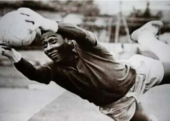 O dia em que Pelé virou goleiro para não marcar o milésimo gol