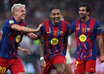 Raphinha comemorando gol com companheiros