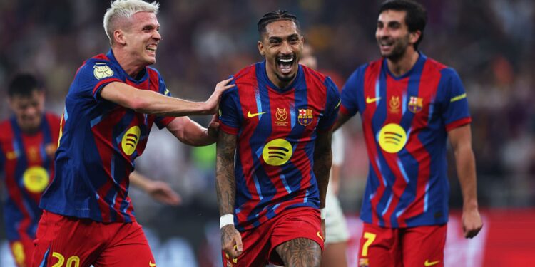 Raphinha comemorando gol com companheiros