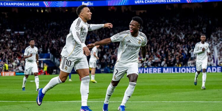 Mbappé e Vini Jr comemorando gol do Real Madrid