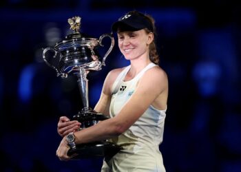 Rybakina segurando troféu do Australian Open