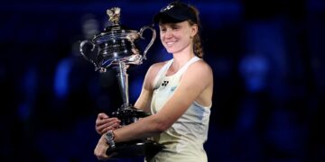 Rybakina segurando troféu do Australian Open