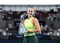 Sabalenka segurando seu novo troféu