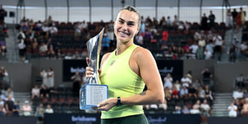 Sabalenka segurando seu novo troféu
