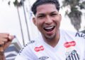 Rony vestindo camisa do Santos