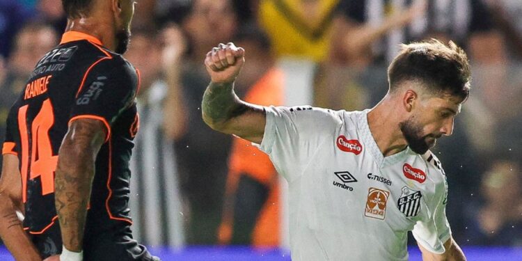 Lance do jogo entre Santos e Corinthians
