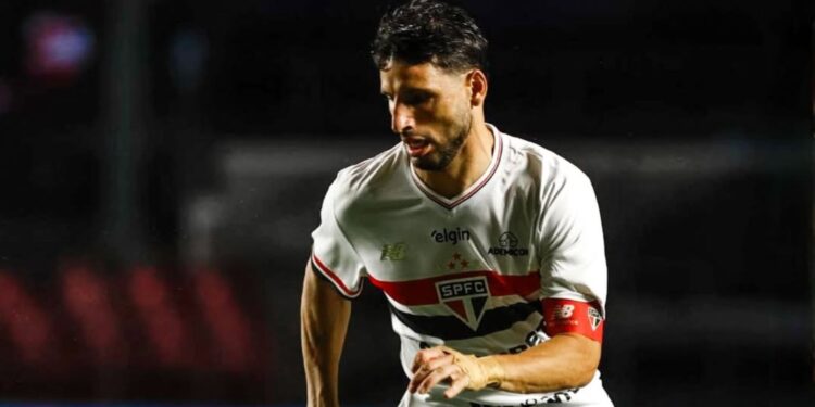 Calleri durante jogo do São Paulo