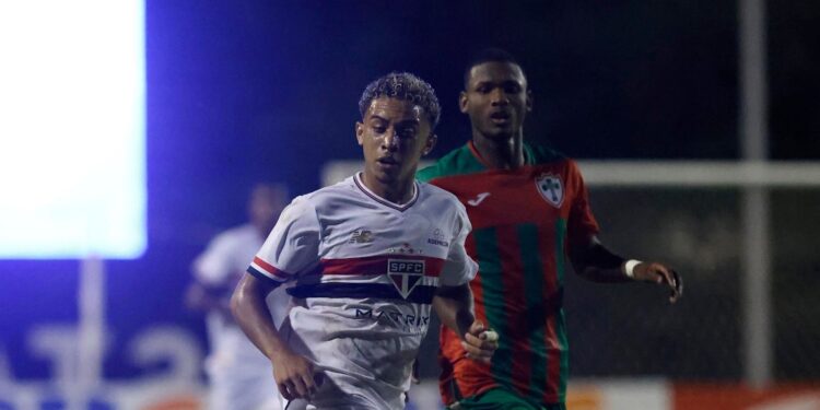 Lance do jogo entre São Paulo e Portuguesa