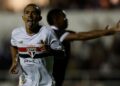 Jogador do São Paulo comemora gol contra o Botafogo -