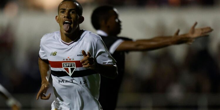 Jogador do São Paulo comemora gol contra o Botafogo -