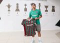 Savarino segurando camisa do Fluminense