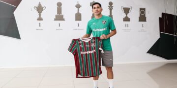 Savarino segurando camisa do Fluminense