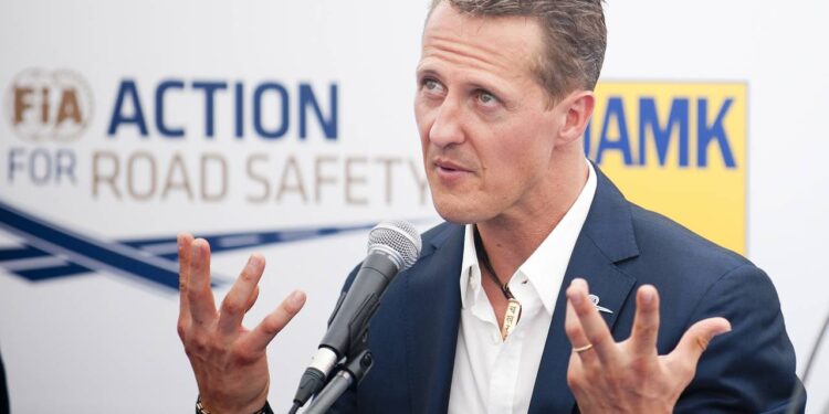 Michael Schumacher volta em cadeira de rodas assistindo corridas de Fórmula 1