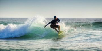 Vai tentar surfar neste verão? É isto que você deve saber antes de entrar no mar