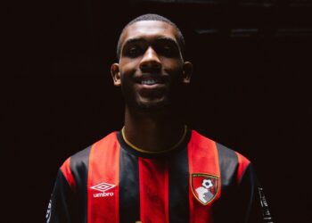 Rayan vestindo camisa do Bournemouth