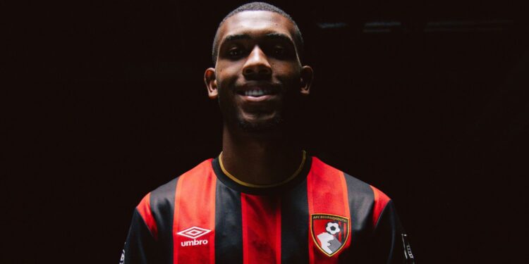 Rayan vestindo camisa do Bournemouth