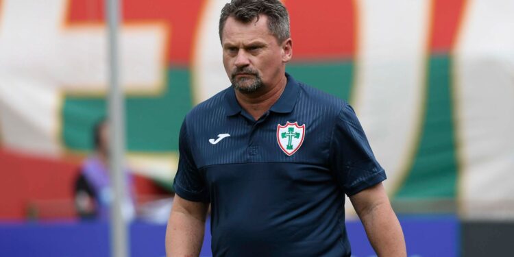 Fábio Matias com camisa da Portuguesa