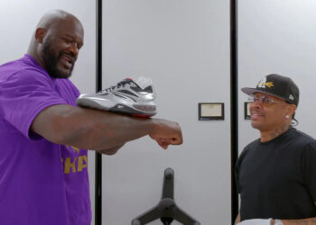 Grandes Jogadas com Shaquille O’Neal é a nova série documental da Netflix que já está provocando conversas entre fãs de esporte e empreendedorismo. A produção traz Shaquille O’Neal e Allen Iverson em uma missão ambiciosa: resgatar o prestígio da marca Reebok no mundo do basquete e buscar talentos emergentes para representá-la. 
Netflix
+1

Diferente de outras séries esportivas, este documentário combina decisões empresariais com histórias pessoais e estratégias de mercado, oferecendo um olhar aprofundado sobre bastidores e desafios que vão além das quadras. 
LANCE!

O que é Grandes Jogadas com Shaquille O’Neal e como ele se destaca

Lançada em junho de dois mil e vinte e cinco, Grandes Jogadas com Shaquille O’Neal (título em português no catálogo da Netflix) é uma série documental em seis episódios que mistura esportes, negócios e cultura pop. 
Netflix

Nesta produção, Shaquille O’Neal, um dos jogadores mais dominantes da história da NBA, e Allen Iverson, outra lenda das quadras, lideram um projeto para reviver o legado da Reebok Basketball. A série apresenta o processo de criação de novos tênis, aliança com atletas emergentes e estratégias para reconquistar espaço em um mercado competitivo dominado por gigantes como Nike e Adidas. 
Netflix
+1

O formato documental permite que o público acompanhe decisões reais de liderança, momentos de incerteza e o impacto de escolhas de marketing em tempo real. Por isso, a série é vista não apenas como entretenimento esportivo, mas também como um estudo de caso sobre empreendedorismo e branding. 
LANCE!

Uma série sobre estratégia, identidade de marca e competição

A narrativa é estruturada para mostrar que, embora o basquete seja o ponto de partida, a história vai muito além das jogadas dentro da quadra. A produção destaca:

Reinventar uma marca histórica: o desafio de reposicionar a Reebok frente a concorrentes com maior presença global. 
LANCE!

Tomada de decisões em equipe: cenas que mostram reuniões estratégicas, debate de ideias e gestão de conflitos internos. 
LANCE!

A busca por novos talentos: trajetórias de jovens atletas que podem se tornar a cara da campanha. 
Netflix

Esse mix de competição, cultura corporativa e histórias humanas é uma das razões pelas quais a série tem atraído atenção além dos fãs tradicionais de basquete. 
LANCE!

Por que Grandes Jogadas com Shaquille O’Neal importa hoje

Nos últimos anos, séries documentais esportivas têm se tornado parte essencial do catálogo da Netflix, contribuindo para ampliar a compreensão popular sobre atletas, suas jornadas e os bastidores de marcas que influenciam gerações. Séries como NBA: 5 em Quadra já mostraram como o esporte pode ser retratado com profundidade e apelo popular. 
Netflix

Contudo, Grandes Jogadas com Shaquille O’Neal diferencia-se ao focar no ponto de interseção entre poder pessoal e poder de marca. A presença de Shaq — um dos jogadores mais populares e carismáticos da história da NBA — ajuda a conectar essas duas esferas. 
Netflix

Além disso, ao engajar o público com questões como construção de legado, negociação entre grandes empresas e identidade de marca, a série atende também a espectadores interessados em empreendedorismo, marketing esportivo e gestão de talentos — um público que muitas vezes vai além da base tradicional de documentários sobre esportes. 
LANCE!

O que os episódios mostram

Os seis episódios de Grandes Jogadas com Shaquille O’Neal apresentam uma progressão narrativa que mistura tomadas de decisão empresariais com histórias pessoais:

Negócios pendentes: plano inicial para revitalizar a Reebok. 
Netflix

Mudança de estratégia: evolução do design e foco na contratação de talentos. 
Netflix

O futuro é feminino: foco no mercado da WNBA. 
Netflix

Siga seu próprio caminho: desafios na captação de grandes nomes. 
Netflix

O efeito Iverson: escolhas difíceis para jovens talentos. 
Netflix

De volta ao jogo: lançamento final do tênis e impacto no mercado. 
Netflix

Essa estrutura mantém o ritmo e destaca marcos importantes do projeto, permitindo que o público acompanhe a jornada quase como um reality show com propósitos empresariais e esportivos. 
Netflix

Quem pode gostar da série

Grandes Jogadas com Shaquille O’Neal - Créditos: Netflix